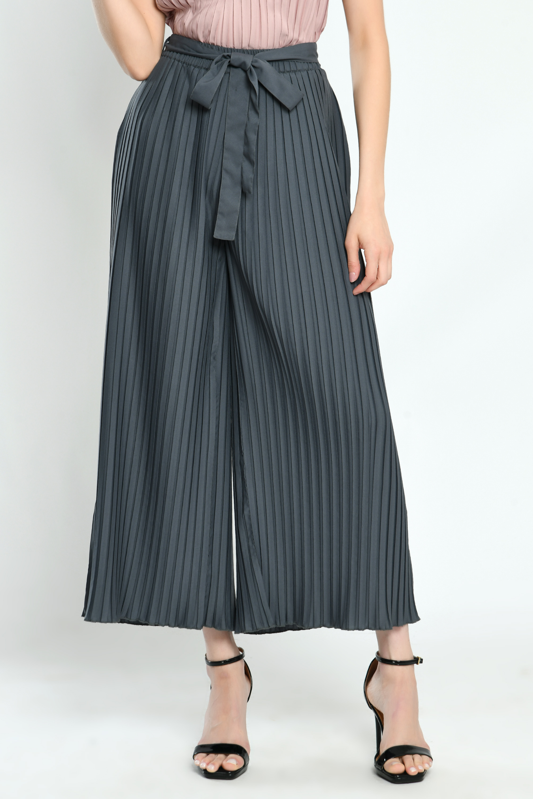 Uniqlo Pleated Palazzo Pants Size S, Women's Fashion, Bottoms, Other  Bottoms on Carousell
